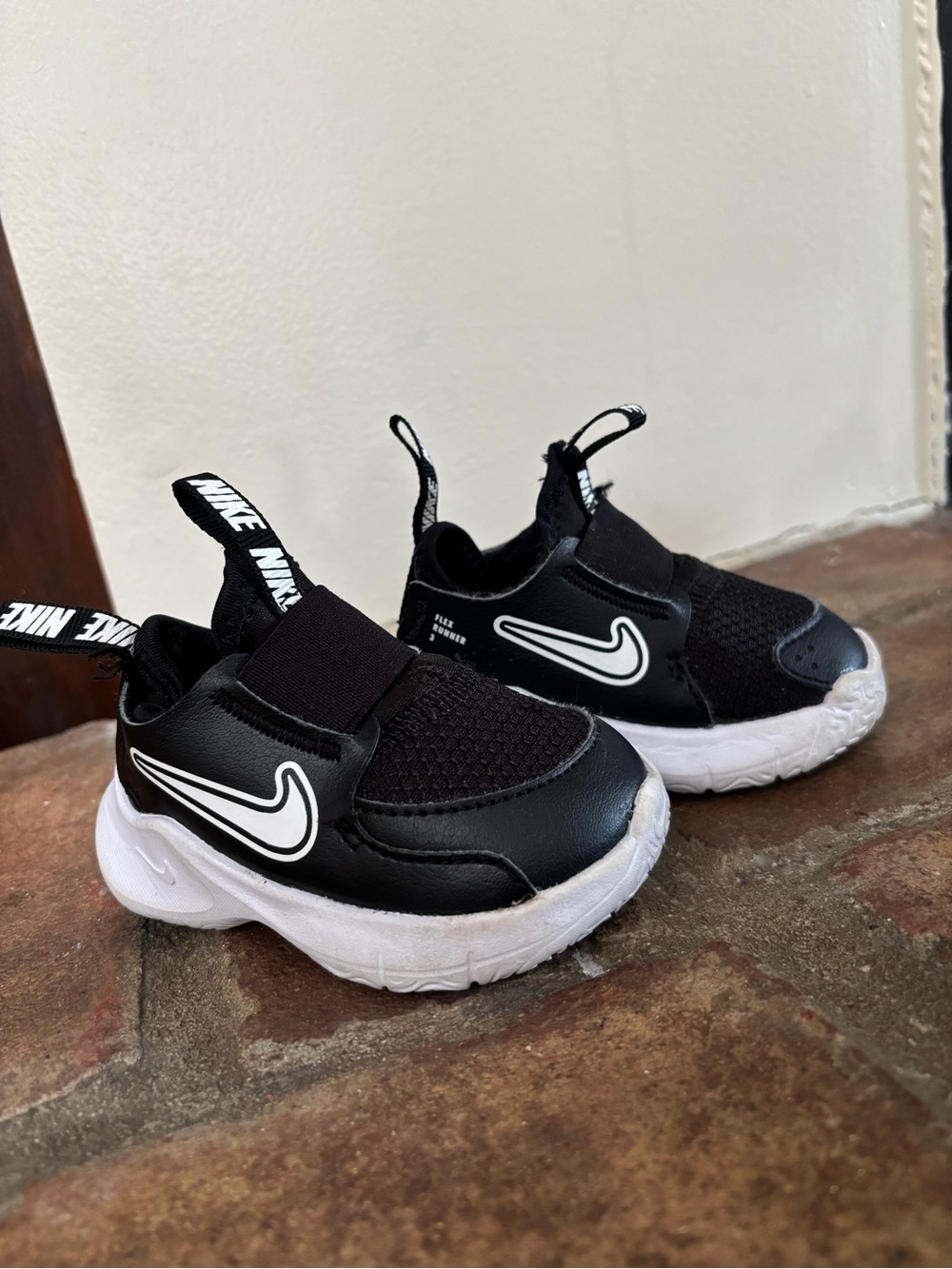 Nike Flex Runner Toddler Black & White Slip-On Athletic Shoes 3c
